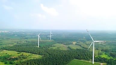 航拍森林风力发电机森林中的道路视频的预览图